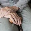 Hände von Senioren bei Pflegeberatung